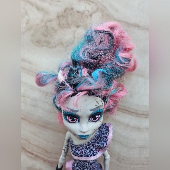 Monster High Zombie Shake Rochelle - Picture 6 of 6